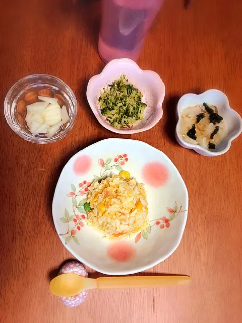 娘ごはん。ミックスベジタブルの炒飯、蕪と海苔の和風スープ、ブロッコリーのおかか和え、りんご。|himaさん