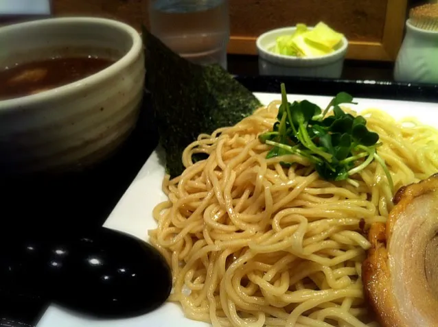 鰹つけ麺。中華麺にしたら細めだった。|hirotomoさん