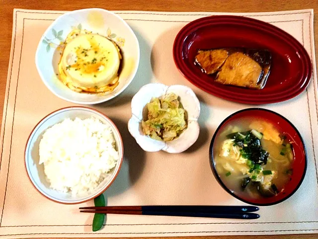 晩ご飯。ぶりの照焼き、大根のとろーりチーズすてーき、やみつきツナキャベツ、みそ汁(大豆もやし、油揚げ、卵、わかめ)、ごはん。 #gohan|himaさん