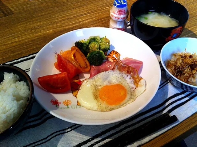 ブロッコリーとパプリカのマヨ炒め  トマト  目玉焼き  味噌汁  大根おろし|高田恵子さん