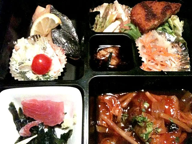 松花堂弁当。おかずたっぷりご飯が進みます。|miyoさん