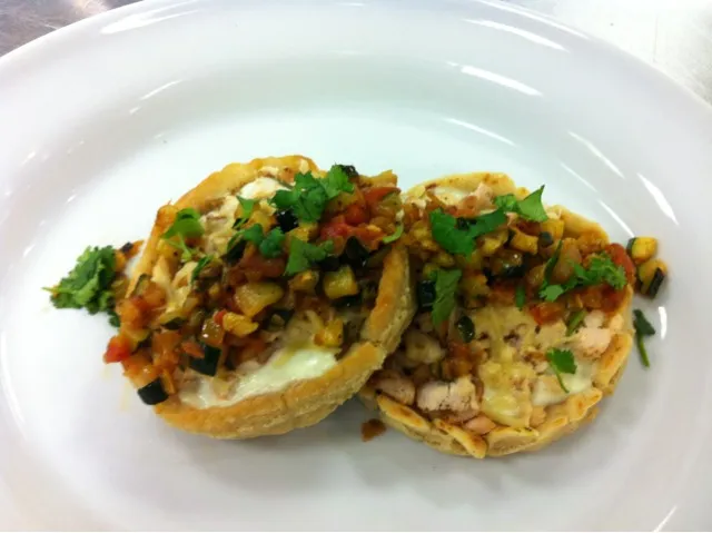 Snapdishの料理写真:Chicken Sopes|Kitty Pinelaさん