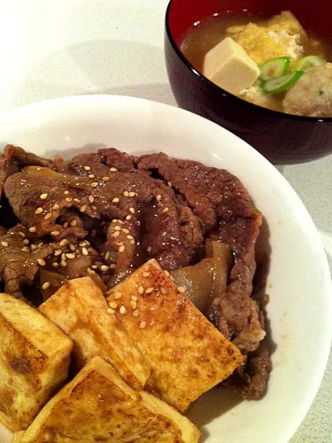 Snapdishの料理写真:焼肉豆腐丼に鶏団子汁|あみん´ω`)ﾉさん