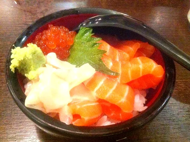 small bowl of rice with salmon sashimi & salmon roe on top|skyblueさん