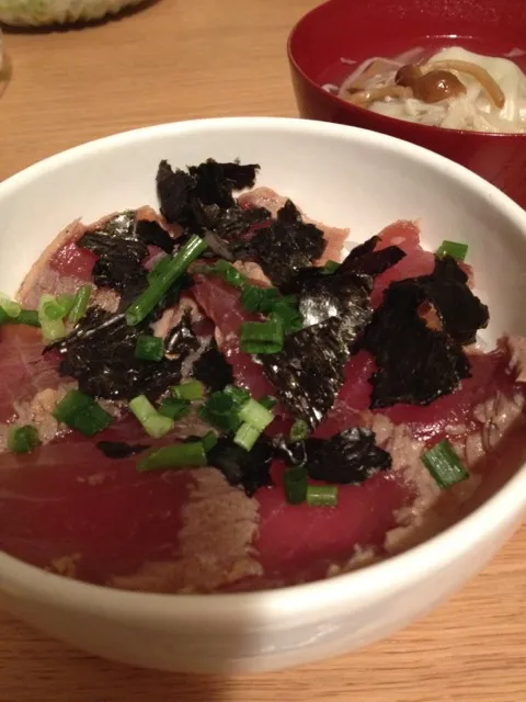 Snapdishの料理写真:マグロ漬け丼、餃子スープ|fumikoさん