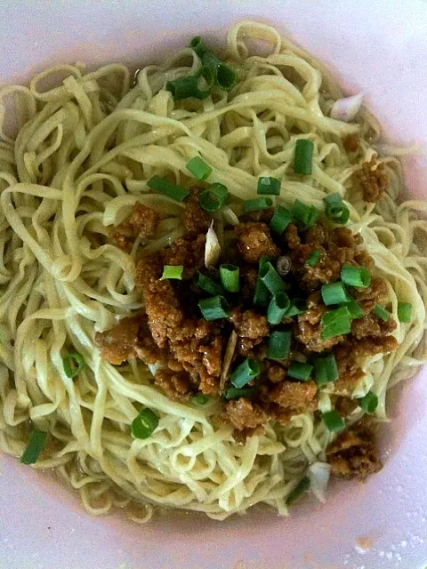 Snapdishの料理写真:Hakka Mee with Minced Meat|Shiroi Yukiさん