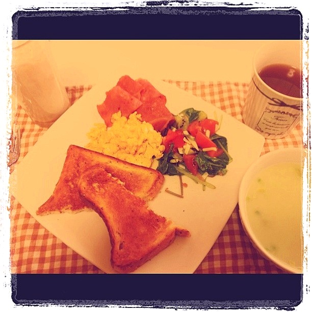 ブランチ 玄米トースト ベーコン スクランブルエッグ トマトとキウイのサラダ そら豆のスープ 黒ごまきな粉豆乳バナナシェイク アップルティー Ami Snapdish スナップディッシュ Id Cwjiq