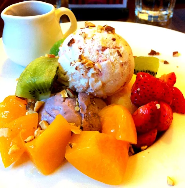 ice cream n fresh fruit|Foodさん