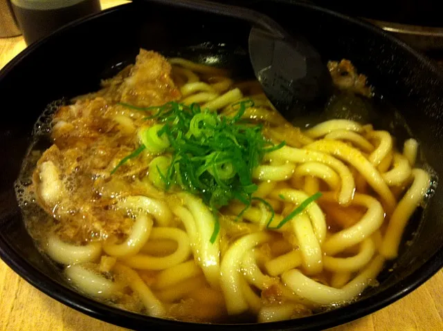 かすうどん。うまし！ ほんまはミナミで食べたんやけど(´･_･`)|かとけんさん