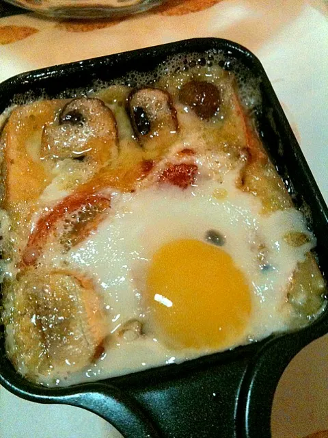 Raclette cheese toasted with button mushrooms & egg|prissyさん