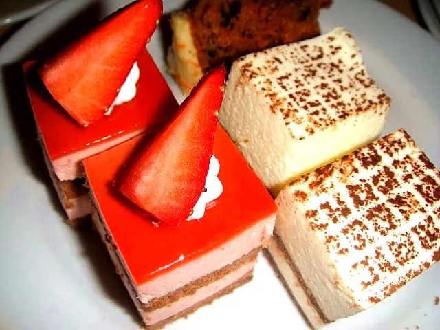 Strawberry Cake and Tiramisu|Shiroi Yukiさん