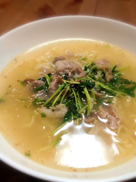 豆苗と豚肉の塩ラーメン|ちえさん