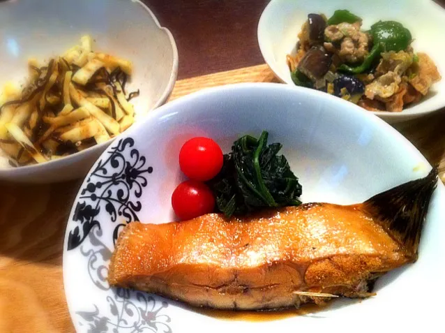 Snapdishの料理写真:子持ちカレイの煮付、茄子とピーマンの味噌炒め、大根の塩昆布和え。昨日はポークケチャップにガーリックライスでモリモリ食べたシュンでしたが、今日のメニューは食べれるものがないって（笑）知ってて作った悪魔母さん。感謝して喰え！|sakakuraさん