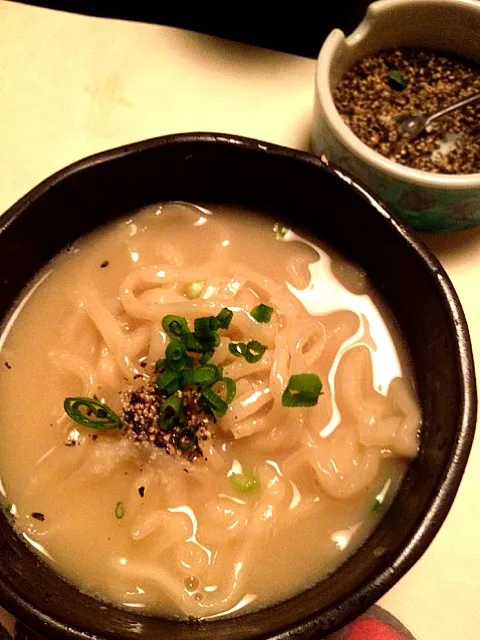 締めの鶏出汁ラーメンであります。|トミーさん