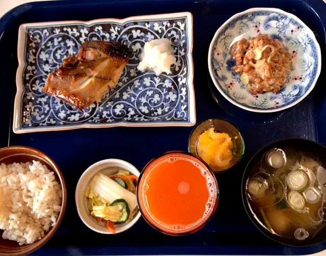 Snapdishの料理写真:鰈の干物 納豆 イカ和え物 豆腐と蕪の味噌汁|ishibashiさん