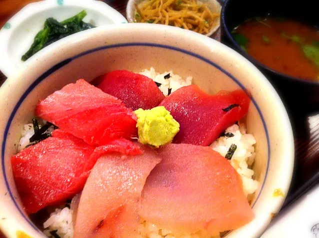 日替りランチ、今日は三色丼。中トロ・トンボ・キハダ。ご飯が酢飯。|liccaさん