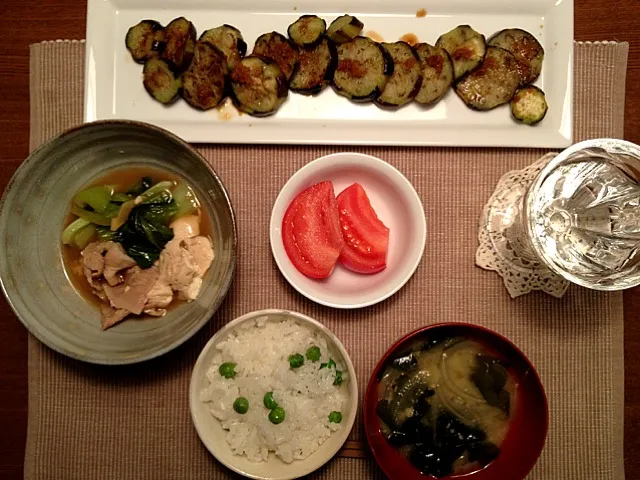 豚肉と青梗菜とお豆腐の煮物、ナスの生姜焼き、トマト(激うま！！)、グリーンピースご飯、わかめと玉ねぎのお味噌汁♡|hanakohaさん