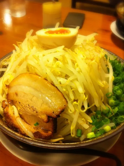 Snapdishの料理写真:二郎そば、野菜増し。所謂二郎インスパイヤ系。だけど背脂ないのであっさりめ。しかしボリュームは半端ない…。|liccaさん