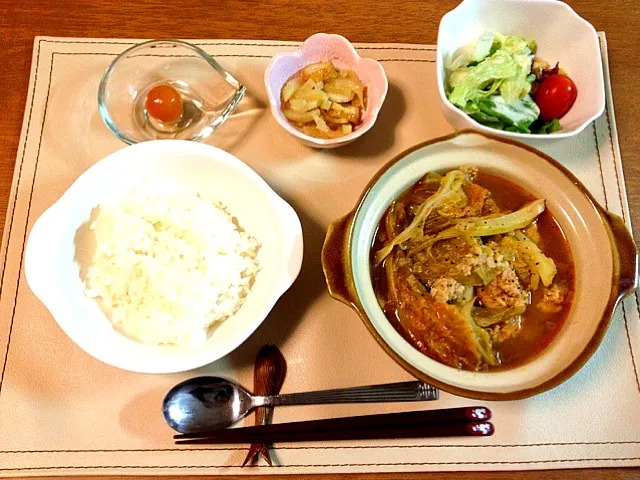 晩ご飯。豚ひき肉とキャベツのトマトスープ、サラダ、大根とちくわの柚子胡椒炒め、金柑の甘露煮、ごはん。 #gohan|himaさん