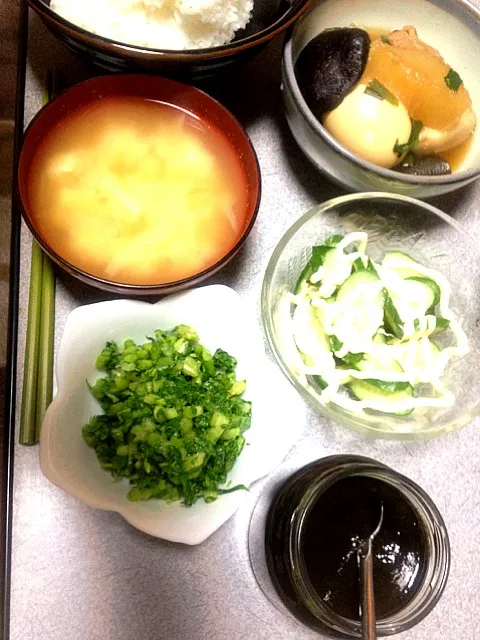 #夕飯 豚の角煮(大根も椎茸も玉子も昆布も入ってるやつ)、大根葉の漬物、味噌汁、キュウリ、海苔の佃煮、白米。白米はおかわりしたさ！|ms903さん