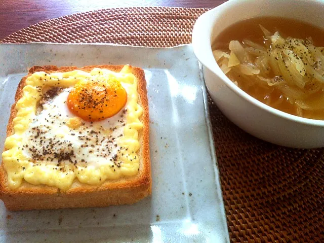 Snapdishの料理写真:目玉焼きトースト|ゆうこさん