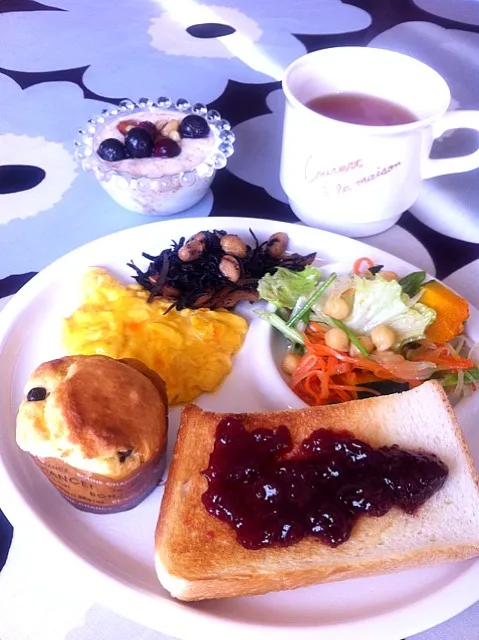 カラフルサラダとミニマフィンの朝食|ケイさん