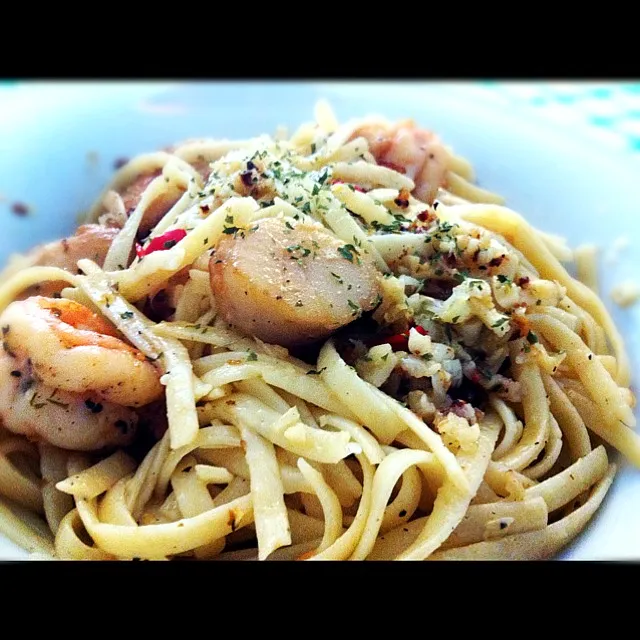 Aglio olio w scallops, prawns & dory fish.|Monstaaaa さん