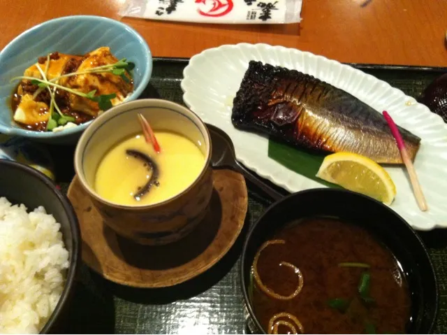 選べるおかず２品。焼魚は 鯖幽庵焼、茶碗蒸しと湯豆腐味噌あえ|大石さん