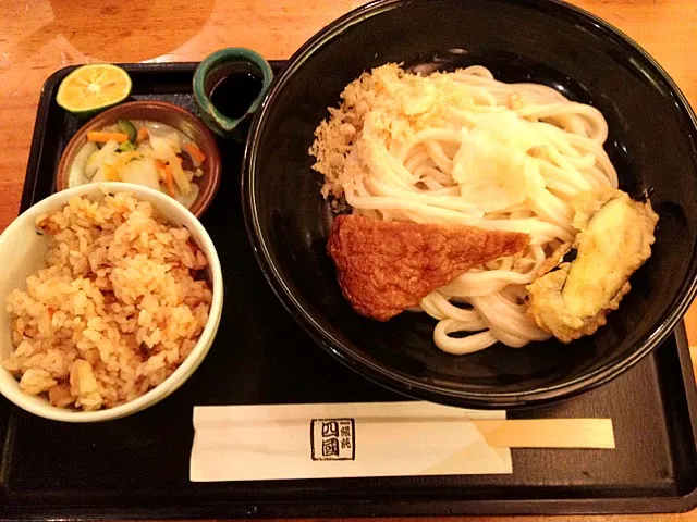 ランチセットは生醤油うどんとかやくごはん|ryokokumaさん