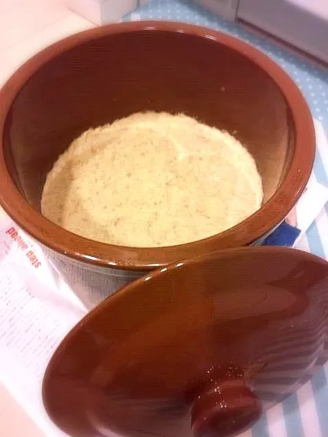 豆煮た後、子供と寝てたら朝には味噌仕込完了してた。ありがたや～ Fermentation process for making homemade miso.|Junya Tanakaさん