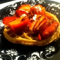 waffel with strawberry and chocalte sauce with icing powder and cinammon sugar|Chanelさん