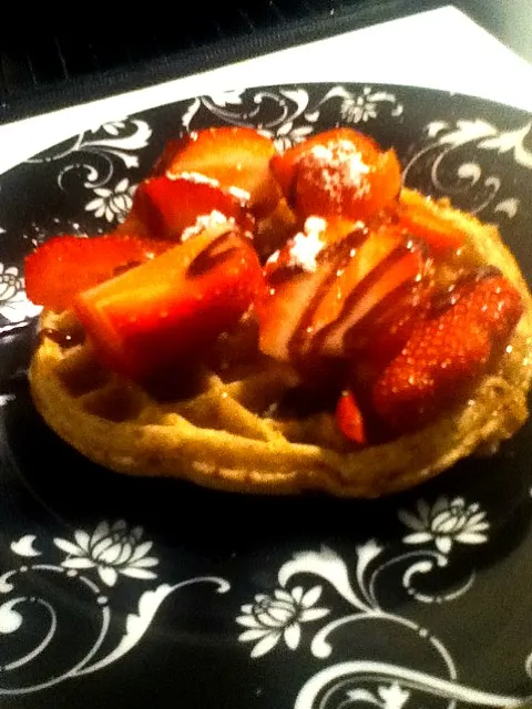 waffel with strawberry and chocalte sauce with icing powder and cinammon sugar|Chanelさん