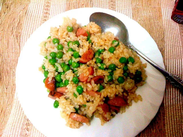 グリーンピーズとソーセージチャーハン green pea and sausage fried rice|Kirsten Adachiさん