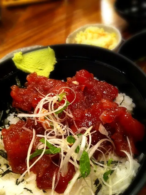 日替りランチ、今日は中おち丼。ご飯は温かい白飯。|liccaさん