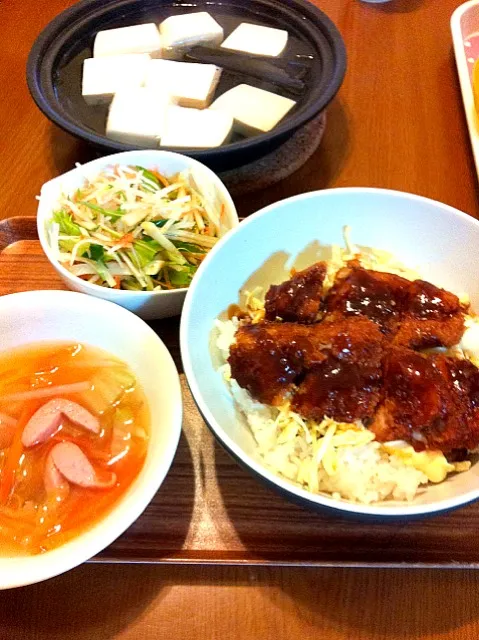 ソースカツ丼。野菜たっぷりスープ。湯豆腐。サラダ。今夜もモリモリ食べちゃついなぁ～|yuriさん