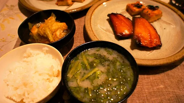 ホッケみりん干し、キャベツと油揚げの炒め物、牛乳高野豆腐焼き、白味噌の味噌汁。|takeharuさん