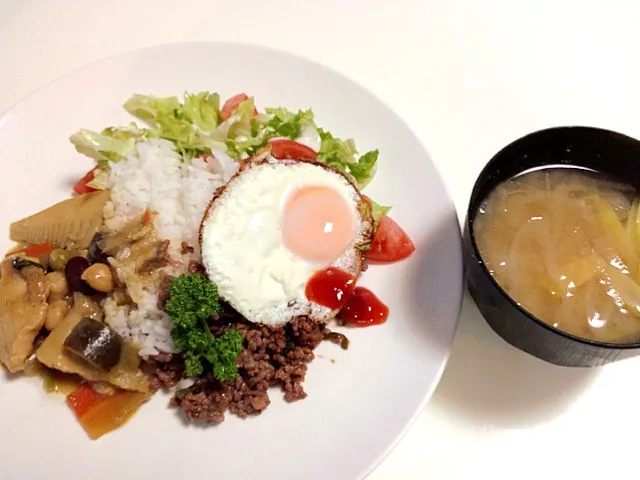 タイ風バジルビーフ目玉焼き  カレー 野菜味噌汁  V8|ishibashiさん