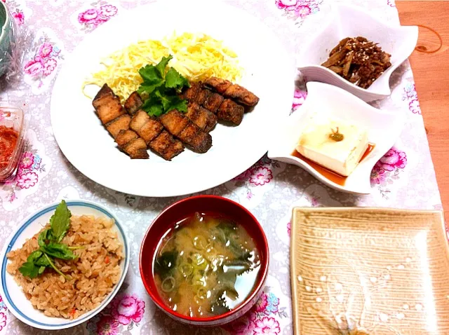 さんまの竜田揚げ、豆腐、豚ひき肉とごぼう炒め、炊き込みご飯、大根とワカメのお味噌汁|Kaori Takedaさん