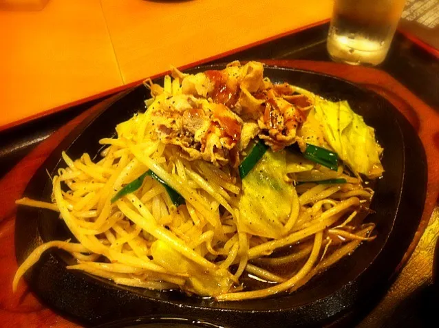 Snapdishの料理写真:豚肉ともやしの鉄板焼き定食。概ねもやし。もやし好きなのでむしろ喜ばしい。|liccaさん