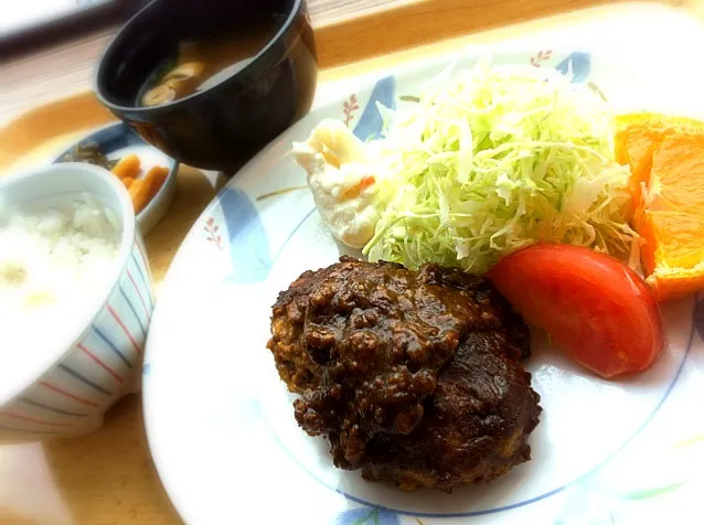 本日のランチ。カレーハンバーグ定食(480円)|JTKさん