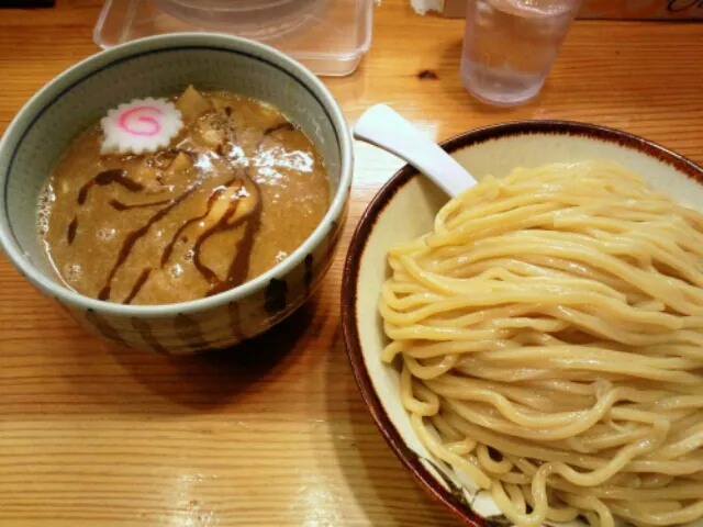 朧月でつけ麺を中で。ここの麺も漬けダレもかなり好き。そしてスープ割りが三つ葉と玉ねぎ入れてくれてこれも楽しみ。|SATOSHI OOCHIさん