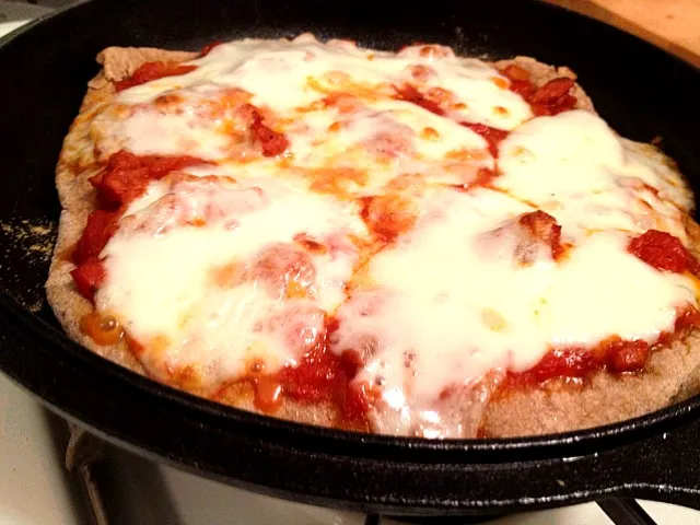 Snapdishの料理写真:cast iron pizza|Mariel Carneyさん