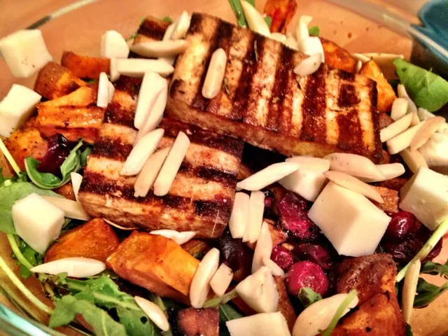 Snapdishの料理写真:grilled tofu salad|Mariel Carneyさん