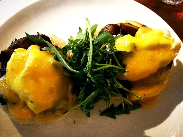 egg.benedict.hollandaise.sauce.sauteed.mushrooms|ej adamさん