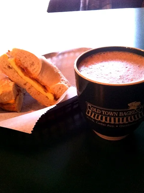 Bacon, Egg & Cheese on Salt Bagel with Hot Cocoa|Ben Andersonさん