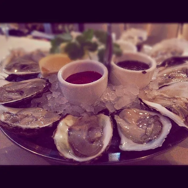 Snapdishの料理写真:raw oysters! first stop for a bday dinner!|Tinaさん