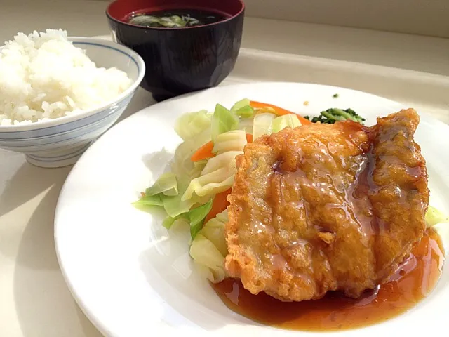 今日の社食は白身魚の唐揚げ照り焼きソース。440円。|ルーア・ブランカさん