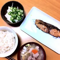 豚汁、ぶりの照り焼き、山芋とオクラ、ごはん|masaさん