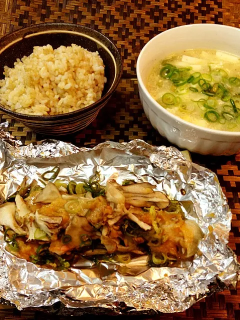 今日の晩ご飯は鮭と舞茸と塩麹味噌のホイル焼き、豆腐ととりミンチのあんかけ生姜スープ|かこさん