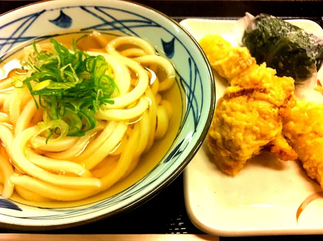 かけうどん(並)・かしわ天・ちくわ天・ユカリおむすび高菜巻き|ちぃたさん